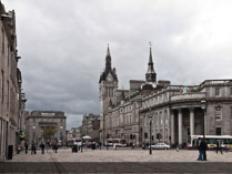 Looking west from the Castlegate the 17C Tollbooth museum and 19C townhouse are on the right.